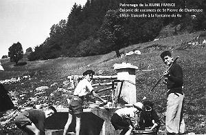 COLO JEUNE FRANCE 1953 vaisselle a la fontaine du Ru